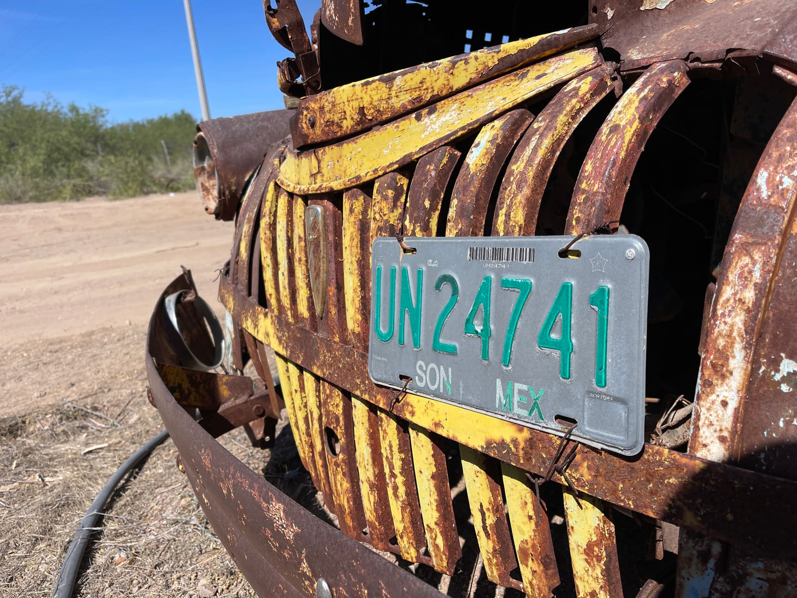 El charangón's rusted grille and Sonora plate