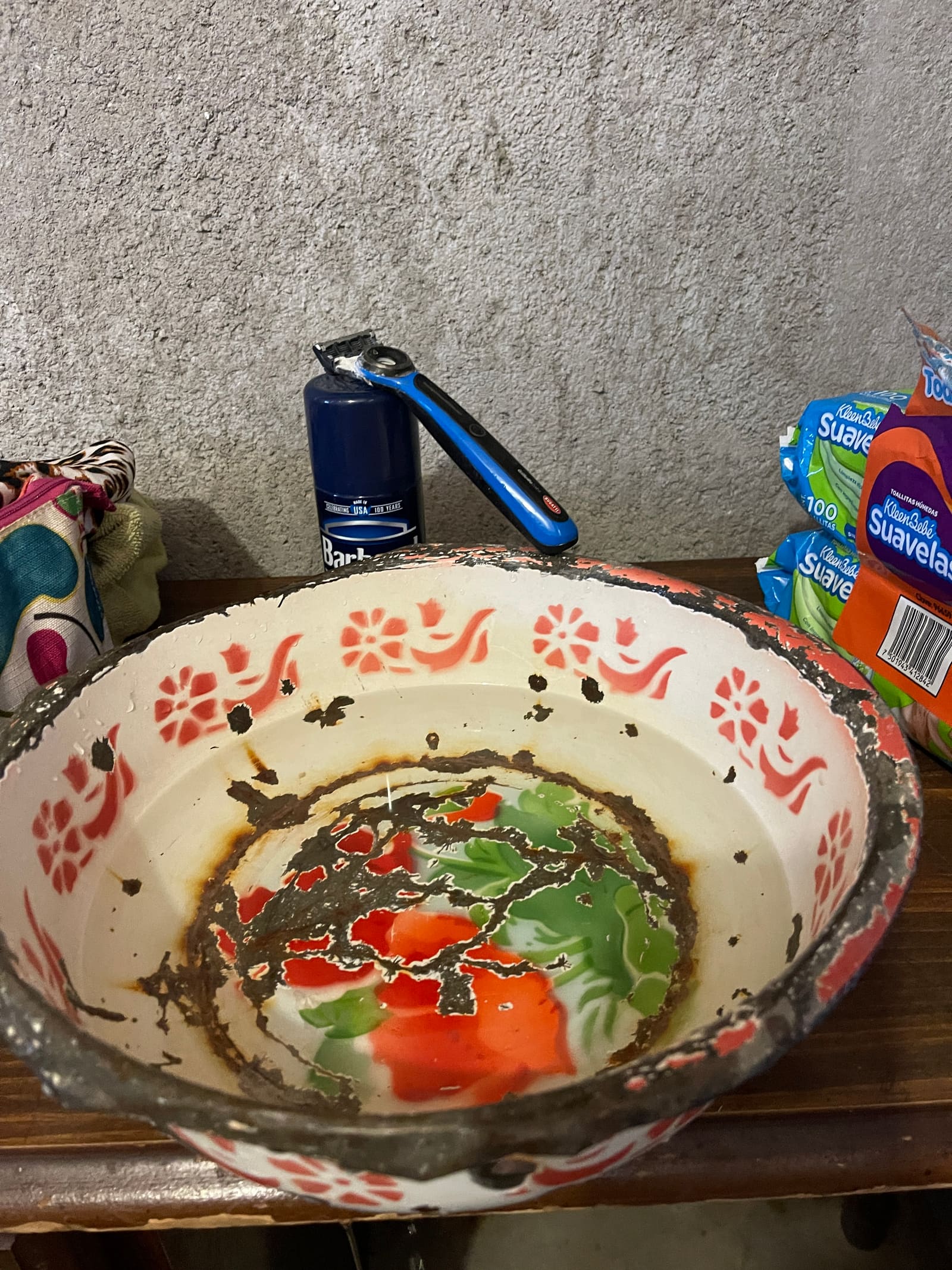 The vintage wash basin, offered for a shave